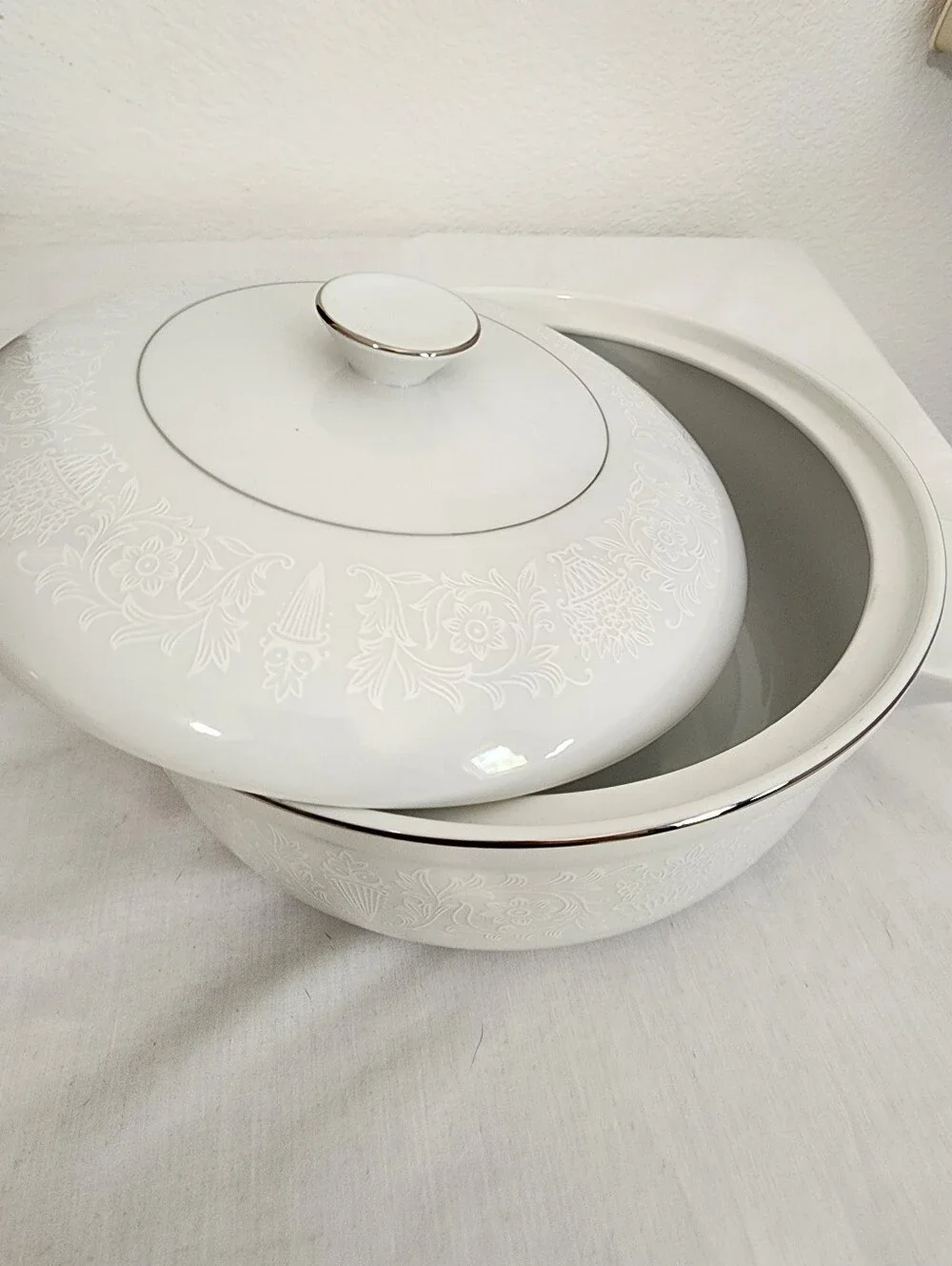 Crown Victoria Porcelain 2 Quart Round Covered Cassorole Dish Discontinued